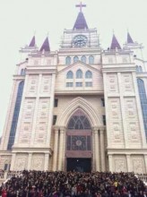 Milhares de fiéis formam escudo humano para impedir demolição de igreja na China