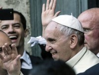 Papa Francisco deixa missa de canonização do Padre Anchieta “assustado” com assédio de políticos brasileiros