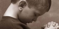 Menino de seis anos de idade opera milagres ao impor as mãos sobre enfermos e orar por cura