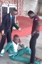 Homem atende o celular durante exorcismo e pastor se irrita: “Saia daqui com seus demônios”; Assista