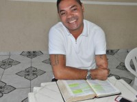 Ex-traficante se converte ao Evangelho após ouvir “a voz do Espírito Santo” e se torna pastor pentecostal