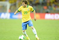 Atacante Bernard, da Seleção Brasileira, fala sobre sua fé e diz que escolheu esperar: “Deus vai colocar alguém no meu caminho”