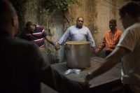 Grupo liderado por pastor evangélico faz trabalho de assistência a usuários de drogas em favela do Rio de Janeiro