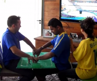 Após orar a Deus, rapaz surdocego recebe ajuda de amigo para “assistir” ao jogo de abertura da Copa do Mundo