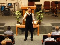 Tom Meyer recitando a Bíblia