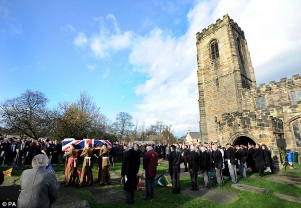 Funeral do soldado inglês foi um dos que tiveram as taxas desviadas pelo pastor