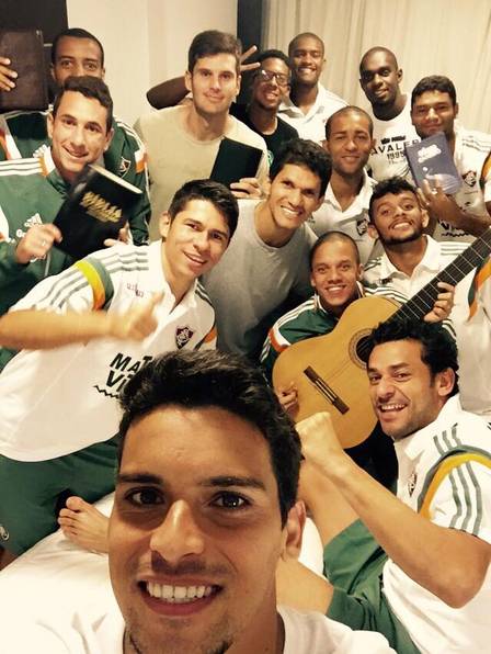 Magno Alves ao centro, reunido com jogadores do Fluminense para um culto durante a concentração do time