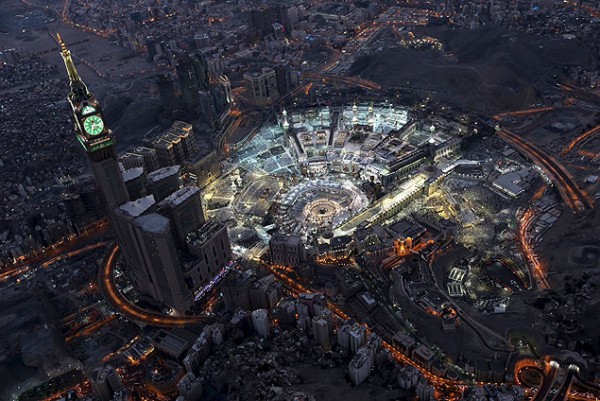 Vista aérea da grande mesquita, no centro de Meca, à noite