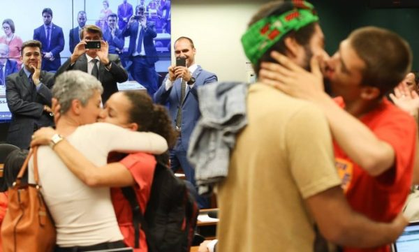 Feliciano observa beijaço gay durante manifestação