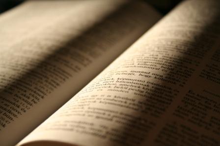 Universidade da Bíblia oferece 'pacotão' de estudos teológicos em promoção imperdível
