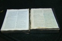 Bíblia é encontrada intacta em meio a destruição causada por incêndio em residência