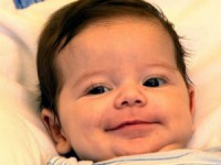 Bebê sobrevive a rara cirurgia de transplante de fígado e mãe afirma ter sido um milagre