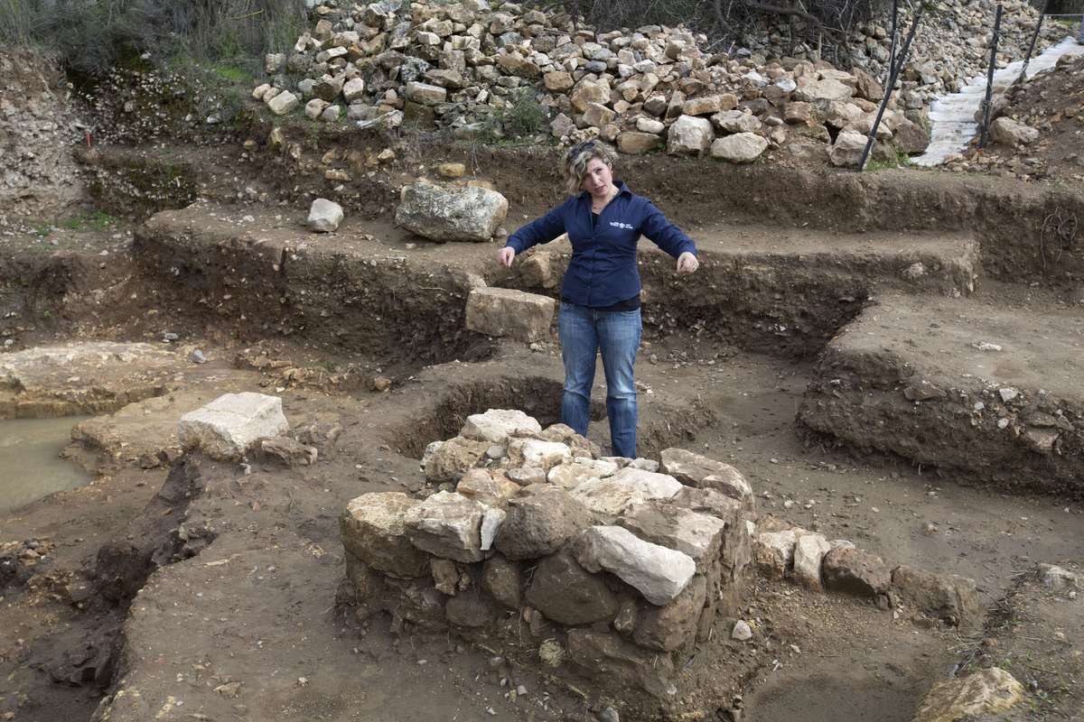 Arqueólogos descobrem templo e objetos de culto da época do rei Davi, na região de Jerusalém