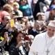 Papa Francisco diz que sacrifício de Cristo redimiu até os ateus, e “fazer o bem” promove cultura de paz