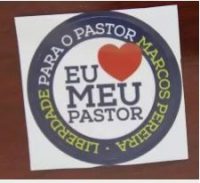 Cantores da ADUD distribuem adesivos pedindo a liberdade do pastor Marcos Pereira, durante a Feira Internacional Cristã