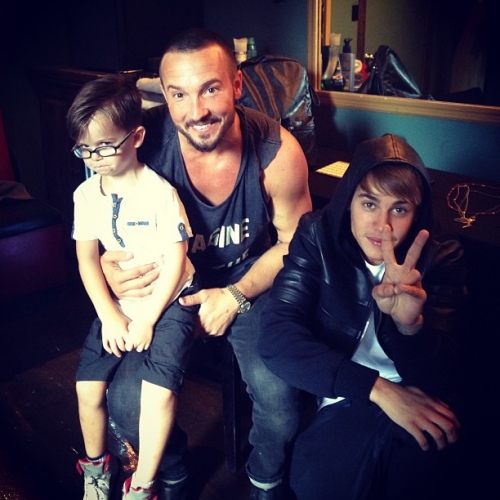Justin Bieber ao lado do pastor Carl Lentz e seu filho