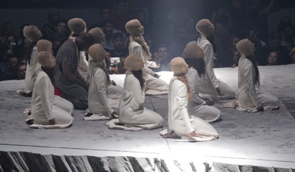 Ao final do diálogo com "Jesus", Kanye West se ajoelha com os dançarinos e ora agradecendo o perdão dos pecados