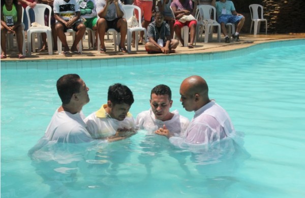Batismo realizado por igreja inclusiva durante o retiro de carnaval