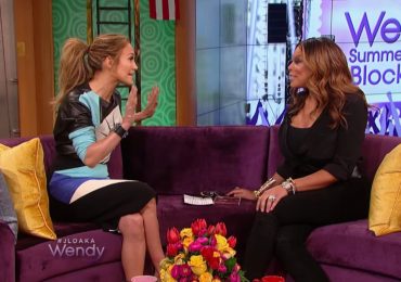Jennifer Lopez diz na TV que está buscando orientação e respostas na Bíblia