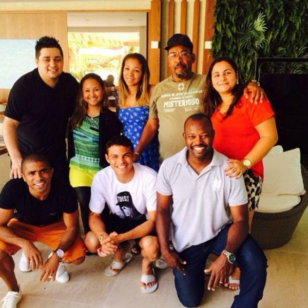 Thiago Silva e os amigos após o culto