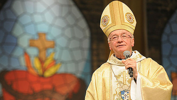 Arcebispo católico diz que Igreja cogita abrir portas para homossexuais: 'Podem ser santos'