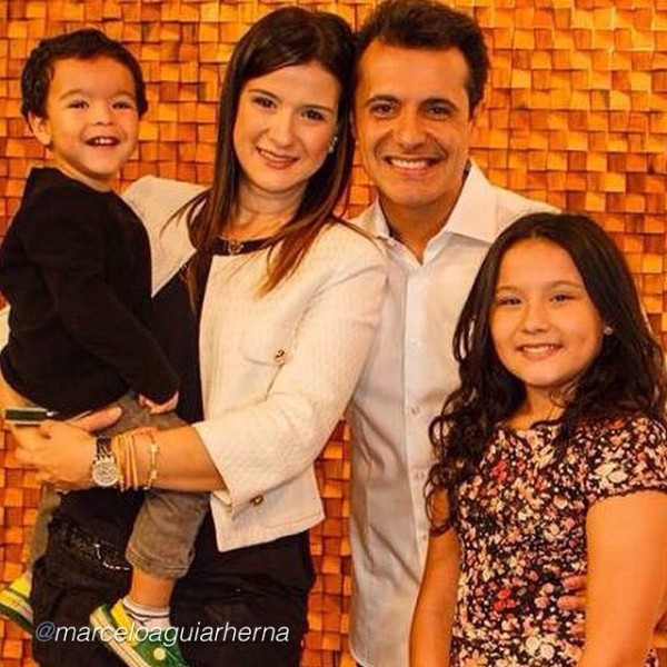 Marcelo Aguiar, a esposa Paula e os filhos. (Foto: Instagram pessoal do pastor)