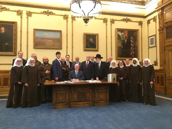 Governador cercado por lideranças religiosas na assinatura do ato