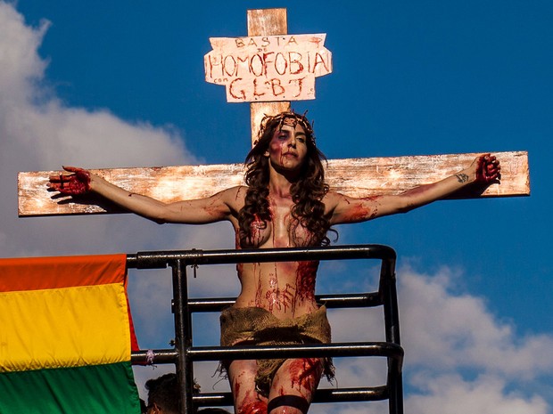 Transexual “crucificado” na Parada Gay processa pastor Marco Feliciano por danos morais