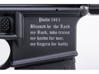 Salmo 144:1 na lateral da arma