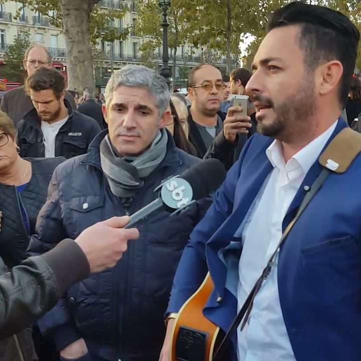 Cantor brasileiro emociona parisienses ao cantar 'Hallelujah' em frente ao Bataclan; Assista