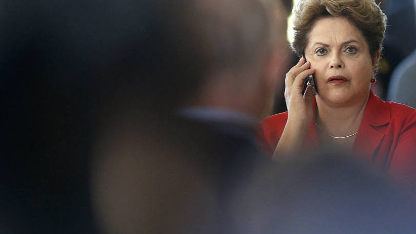 Dilma telefona para Edir Macedo em busca de apoio político; ele promete  “orar por ela”