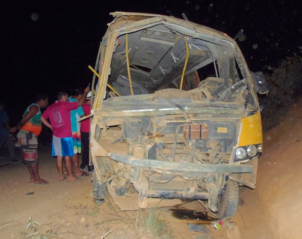 nibus com caravana evang lica capota a caminho de culto Acidente