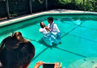 Convertida ao Evangelho, “musa fitness” Bella Falconi compartilha foto de seu batismo nas águas