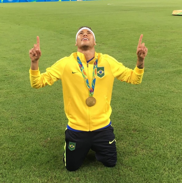 Neymar - 'A Ti toda glória': foto do agradecimento de Neymar bate recorde de curtidas no Instagram