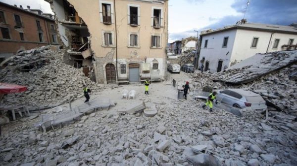 Construções antigas desmoronaram, deixando mortos e feridos