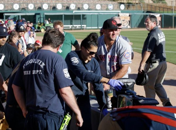 Tebow acompanha torcedor enquanto ele é socorrido