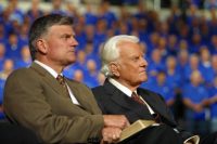 Incomodados com pregação dura, líderes religiosos boicotam Cruzada Evangelística de Billy Graham Franklin-graham-billy-graham-200x133