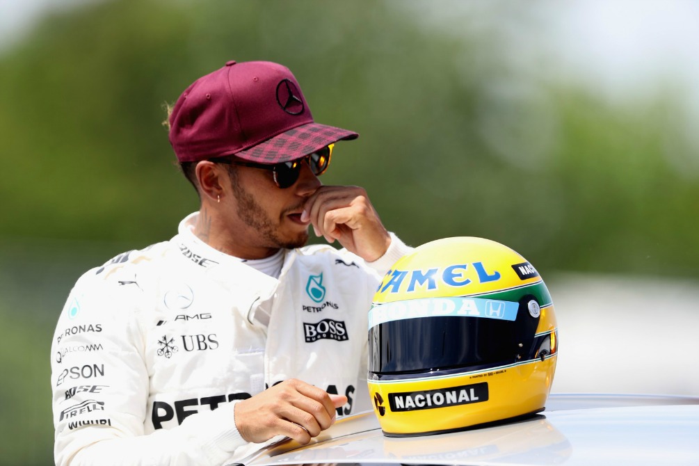 'Deus é verdadeiramente o maior', diz Lewis Hamilton ao receber capacete de Ayrton Senna como homenagem