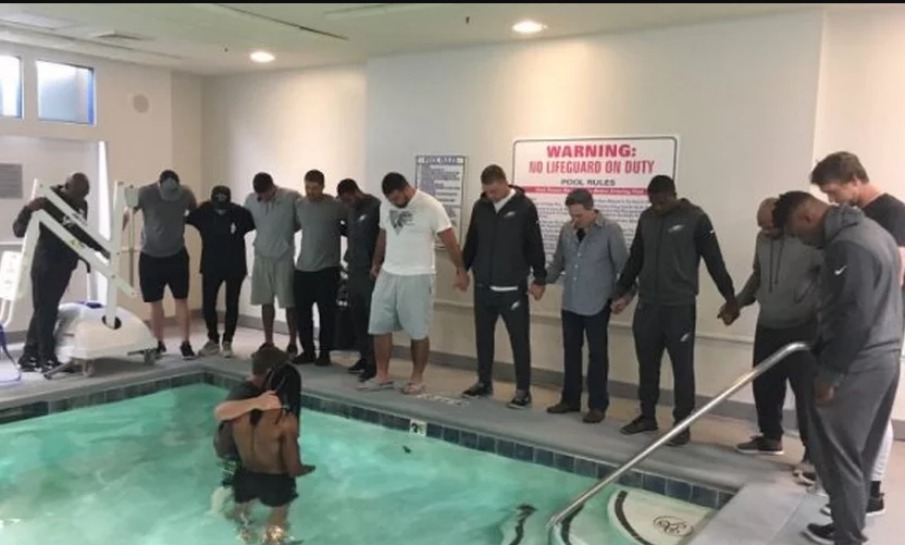 'Purificado e renascido em nome de Jesus', diz jogador que foi batizado nas águas antes de partida