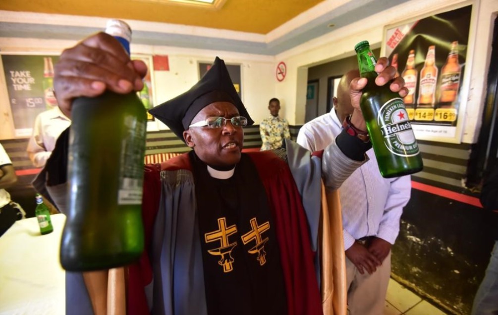 Igreja usa bares para fundar congregações com cultos regados a cerveja: "Criminalidade caiu"