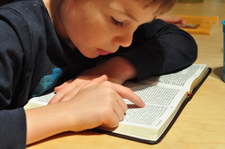 Como ler a Bíblia e fazer seu devocional em 2019 Escola-menino-biblia-policia-768x510