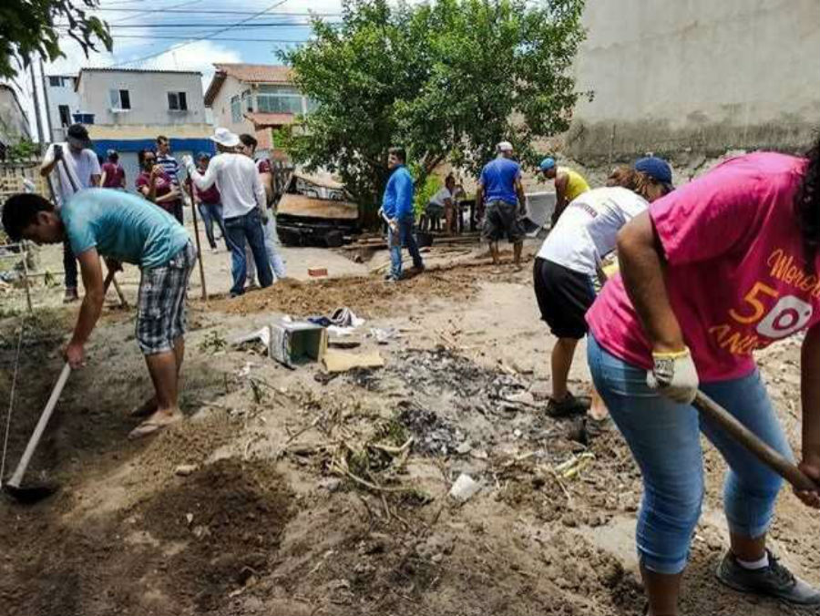 Jovens de igreja se unem para reconstruir casa que pegou fogo em Linhares (ES)