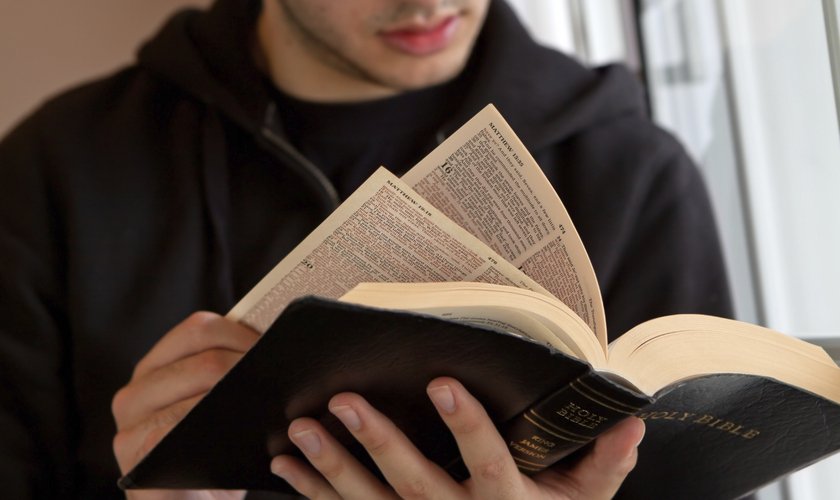 muçulmano se converte ao estudar a bíblia