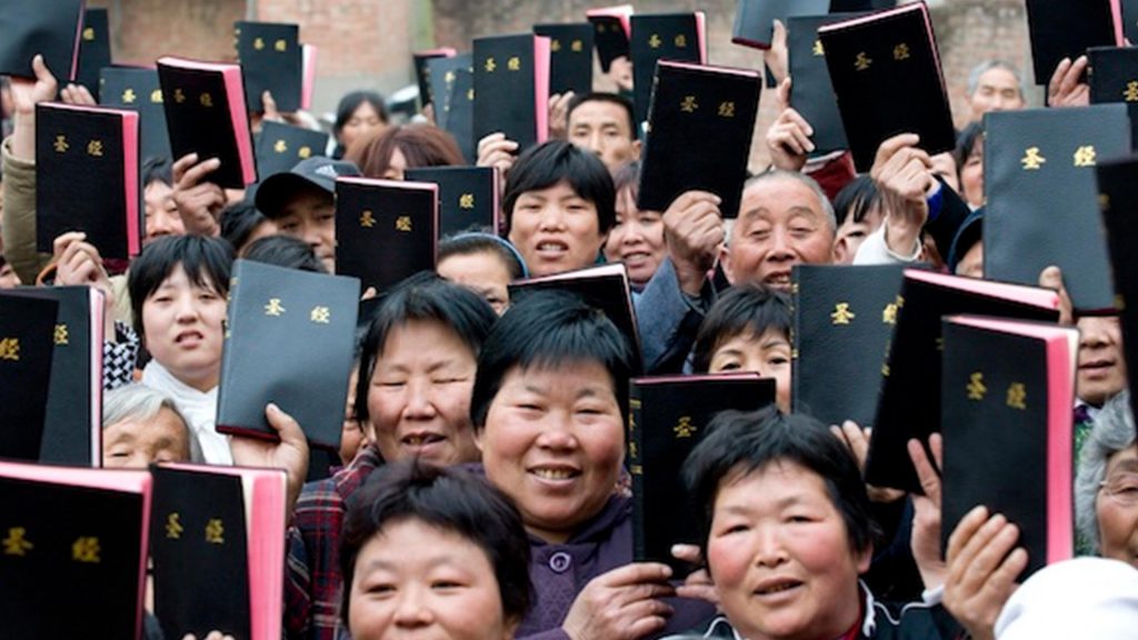 Governo chinês proíbe venda de Bíblias em lojas online para tentar barrar avanço do cristianismo
