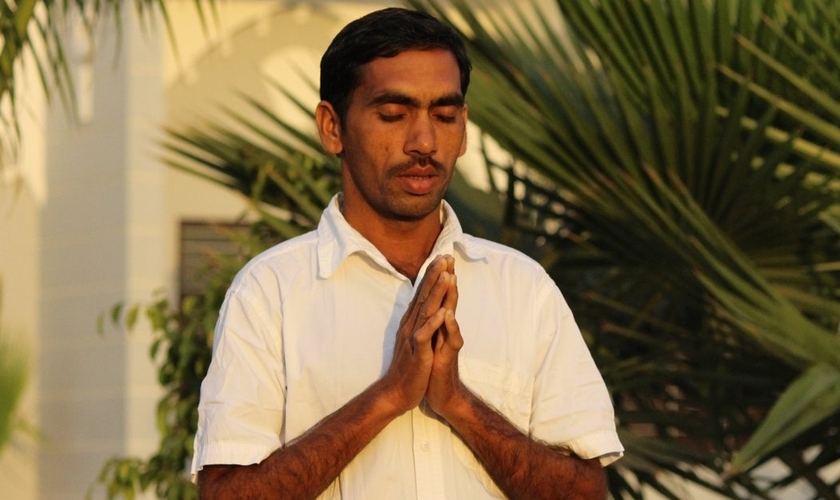 Família hindu se converte após orações de missionária sobre filho desaparecido