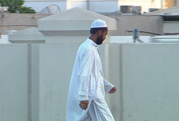 Muçulmano em jejum do Ramadã vai a culto para atormentar cristãos e entrega vida a Jesus