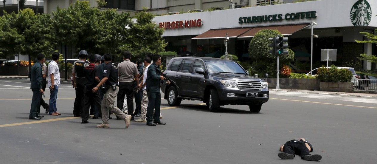 Adolescente se joga na frente de carro-bomba para impedir ataque contra igreja cristã, na Indonésia