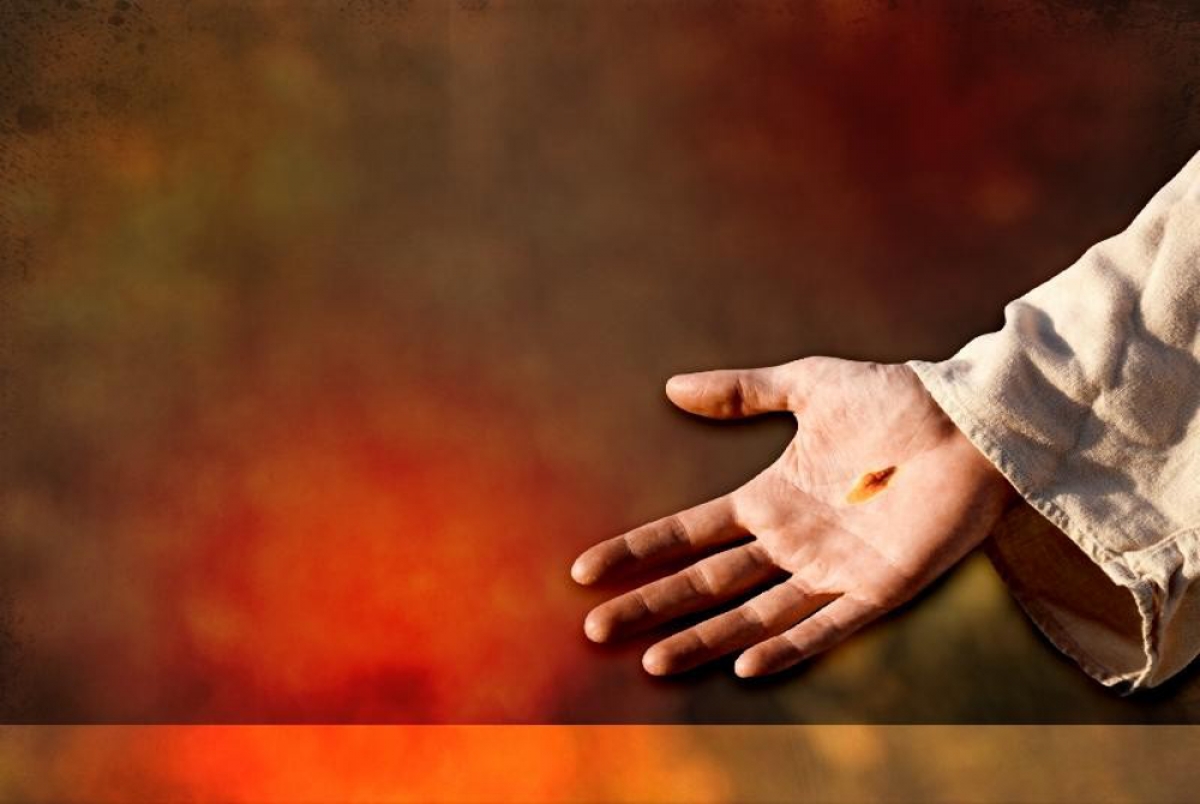 Jovem doente aceita oração de missionários e vê mãos de Jesus curá-lo