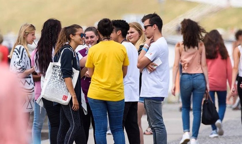 Jovens evangelizam durante trote em universidade