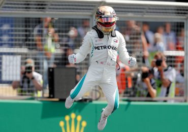 'Sinto que Deus colocou Sua mão sobre mim', diz Lewis Hamilton sobre riscos de correr na F1